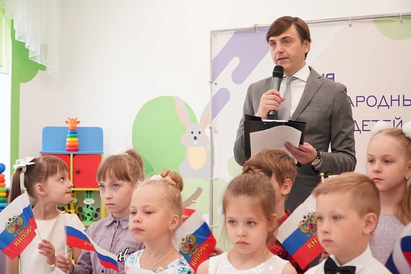 В рамках национального проекта «Демография» в России с 2018 по 2023 год построено более 1,6 тысячи детских садов. Об этом рассказала в Международный день защиты детей заместитель Председателя Правительства Российской Федерации Татьяна Голикова на Всероссийском онлайн-марафоне открытия детских садов. Мероприятие объединило 19 детских садов в 12 регионах страны. В онлайн-марафоне в формате видео-конференц-связи также приняли участие Министр просвещения России Сергей Кравцов, представители Минпросвещения России и Минобороны России, сенаторы и главы регионов, воспитатели детских садов, в том числе победитель Всероссийского конкурса «Воспитатель года России» в 2022 году Юлия Доронина. Более 1,6 тысячи детских садов построено по национальному проекту «Демография»