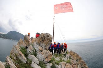 Накануне Дня Победы артековцы водрузили Красное Знамя над скалами-близнецами Адаларами